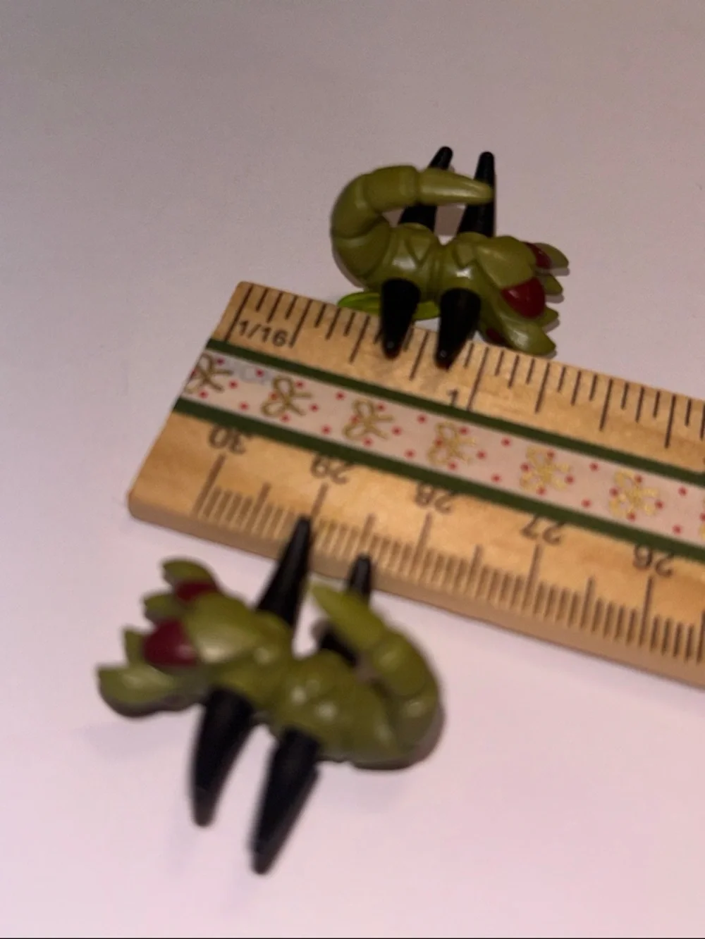 LEGO - Minifig, Animal - Insectoid w/ Wings, Dark Red Eyes - Olive Green